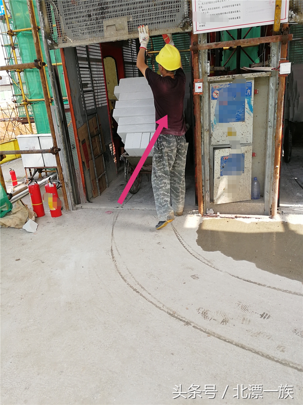 建筑搬砖工人，一天收入500元，每天搬上千的砖，靠双手赚钱