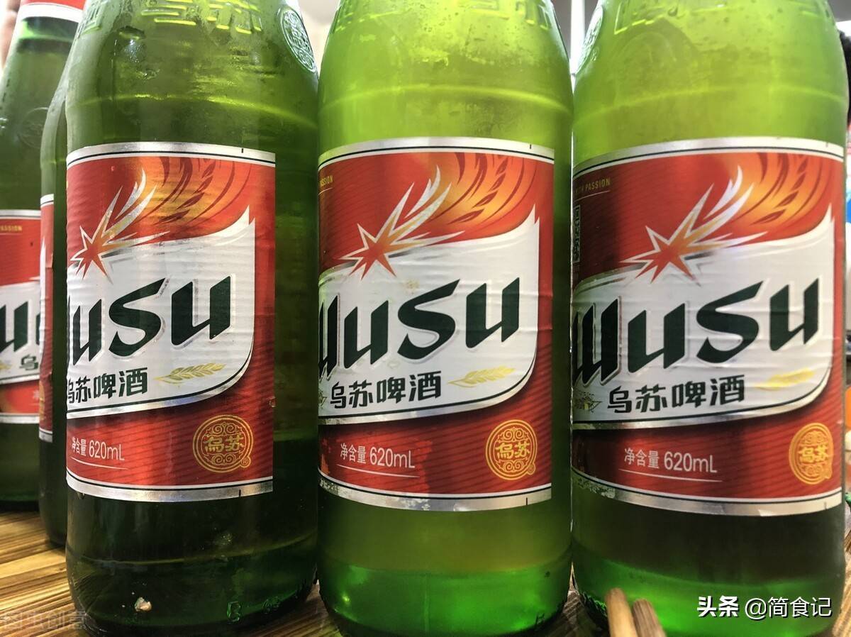 乌苏啤酒，为啥叫“夺命大乌苏”？醉倒才发现，原来答案在酒瓶上