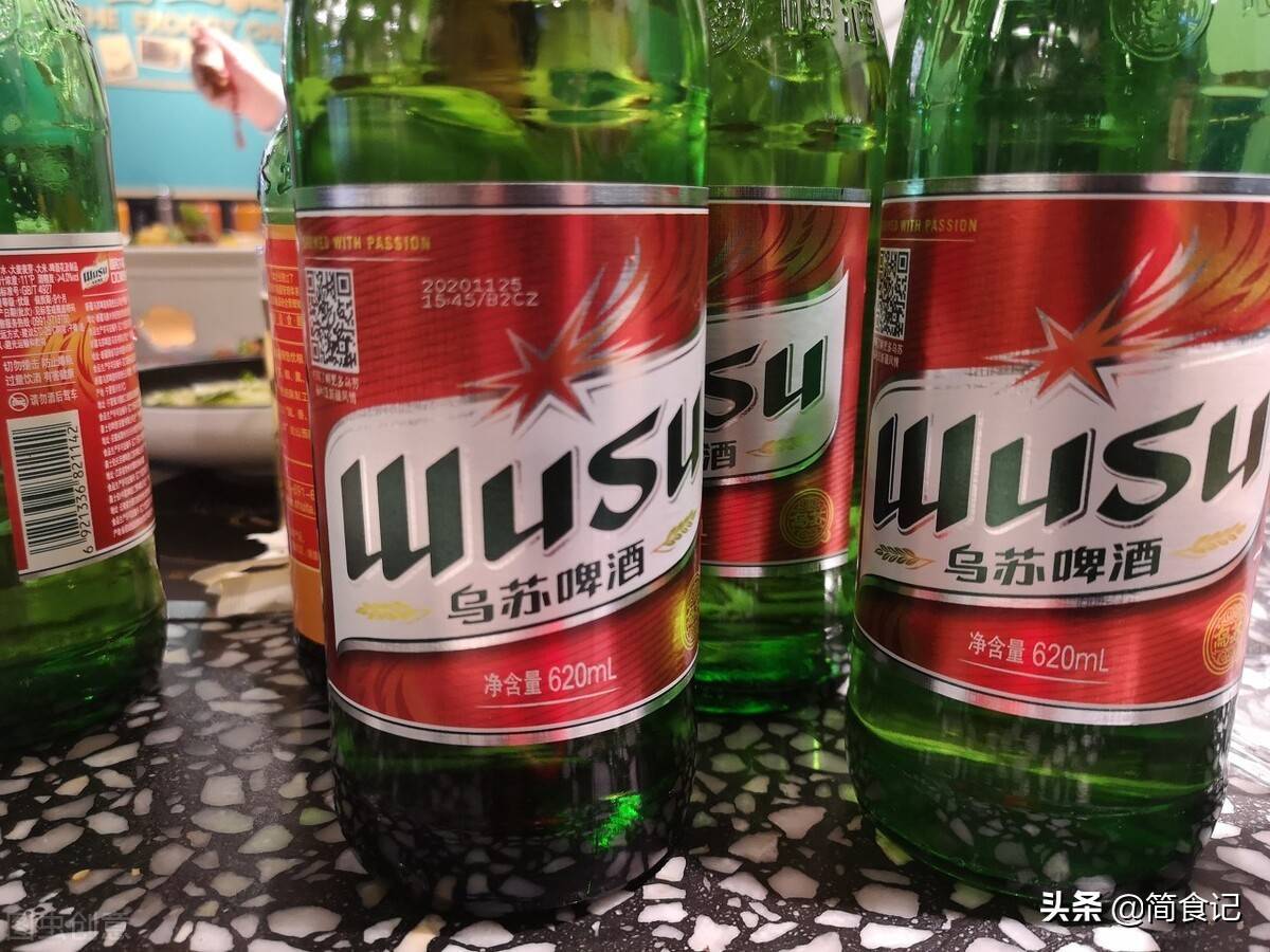 乌苏啤酒，为啥叫“夺命大乌苏”？醉倒才发现，原来答案在酒瓶上