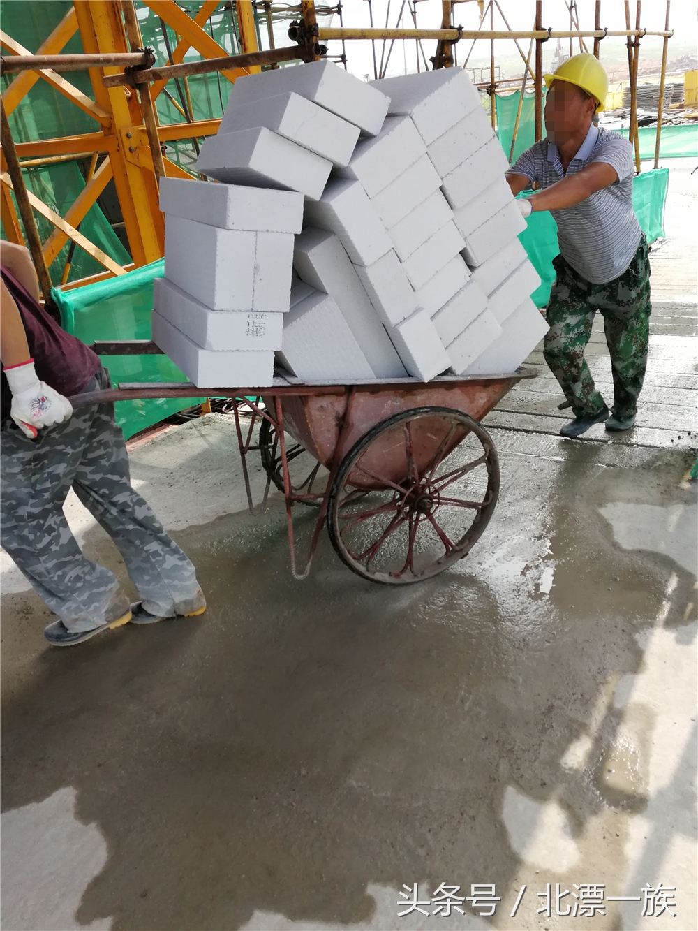 建筑搬砖工人，一天收入500元，每天搬上千的砖，靠双手赚钱