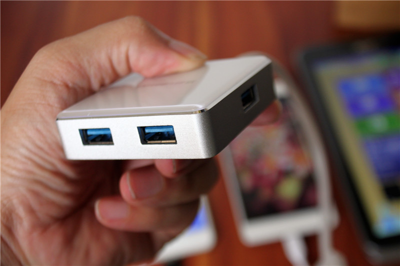 实测这个集线器接口完爆电脑原配USB 3.0接口，真让人汗颜