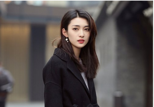 方脸女生梳中长发，气质淑女，2020年方脸女生适合的偏分露额直发