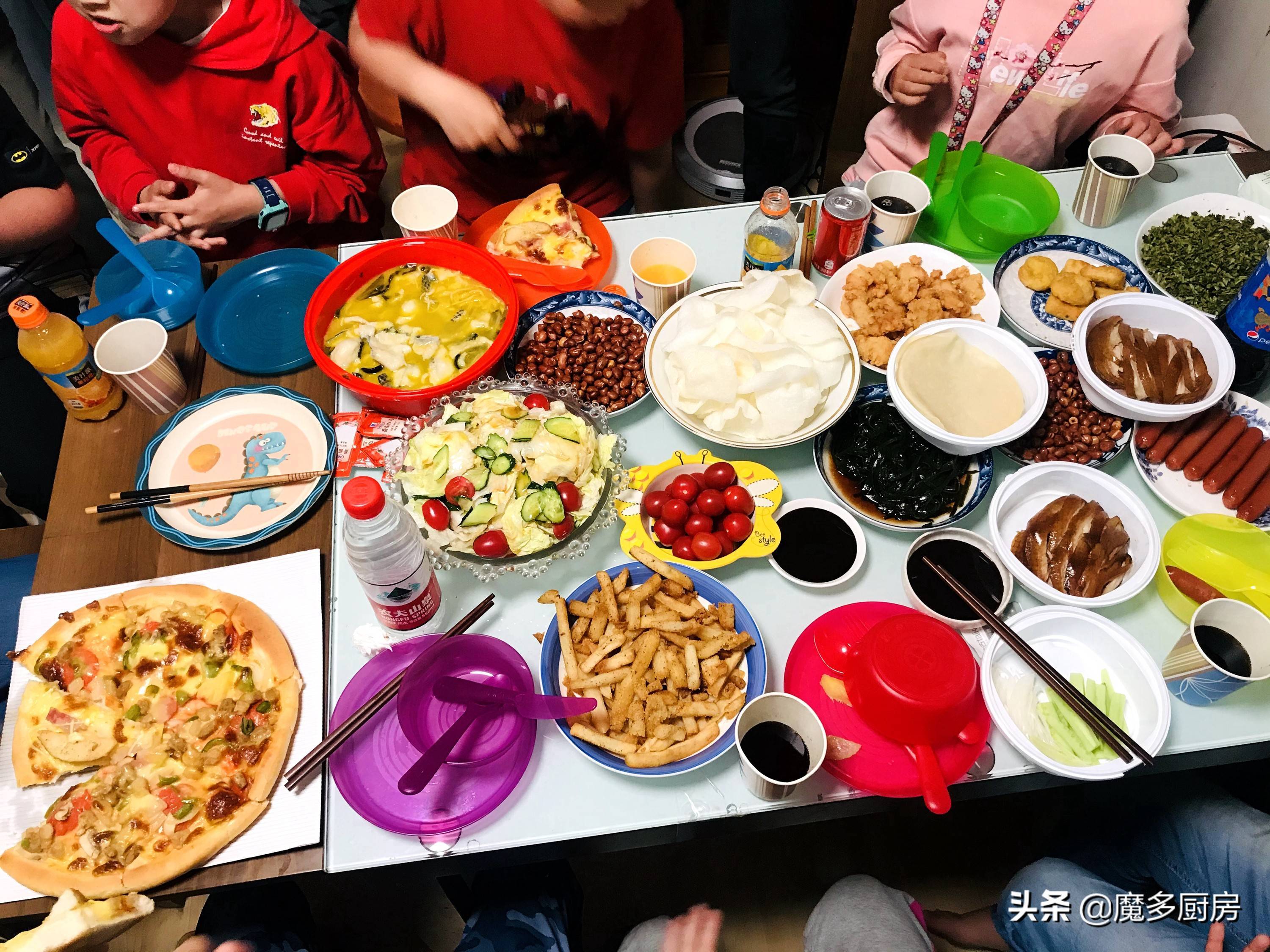 在家举办生日派对，孩子开心家长也轻松，准备一桌美食随意吃喝