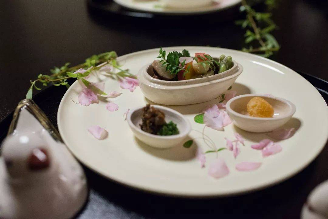 如何优雅地吃一顿日本传统高级料理？