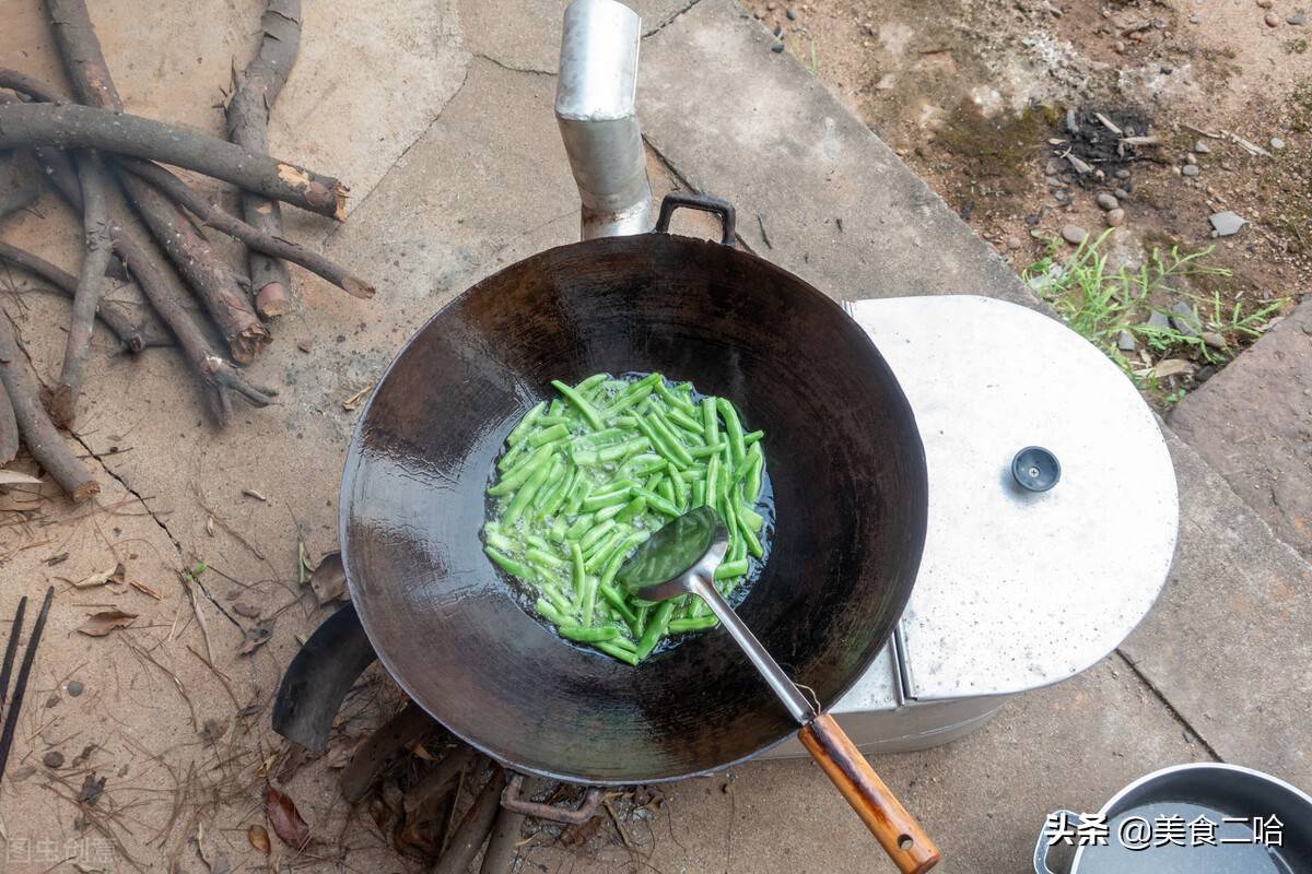 炒菜时，什么时候放盐合适？老厨师30年炒菜经验分享，恍然大悟