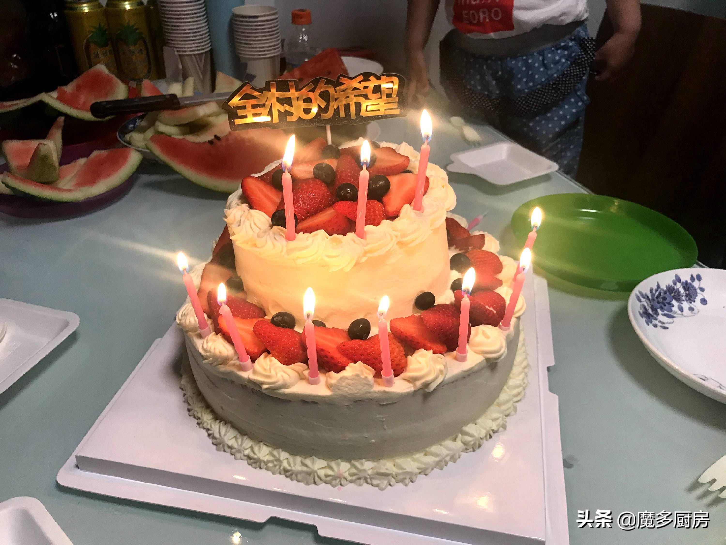 在家举办生日派对，孩子开心家长也轻松，准备一桌美食随意吃喝