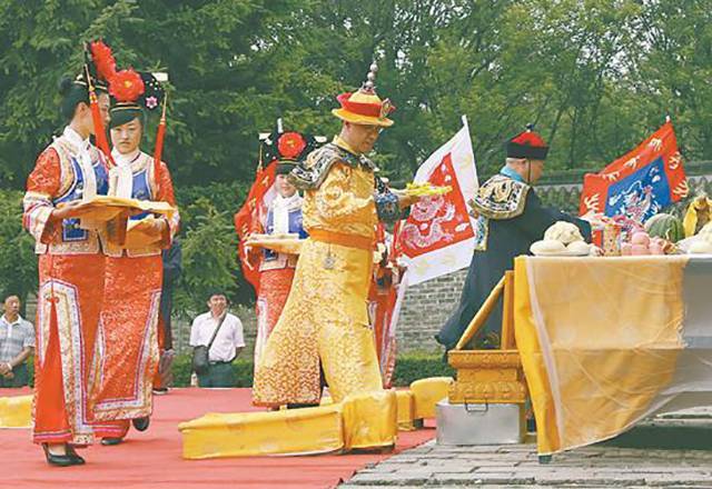 爱新觉罗后裔今何在？有人成书法家,有人公开祭祖,有人成影视明星