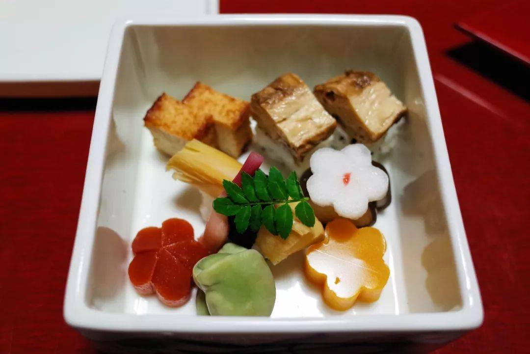 如何优雅地吃一顿日本传统高级料理？