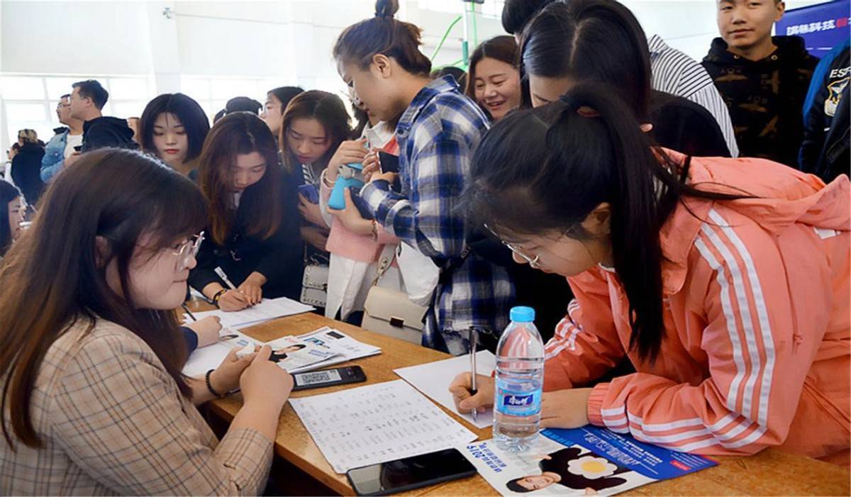 大学生就业难，几千万人才缺口却无人填补，背后原因让人深思