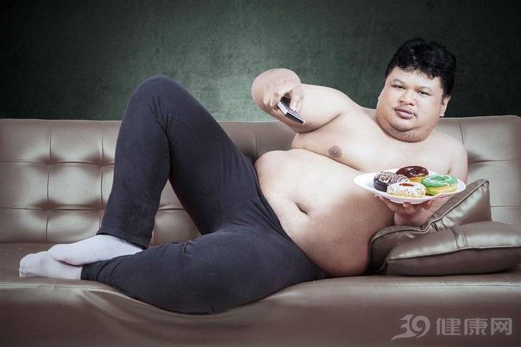 男人的胸，到底有什么用？如果男性“胸大”，要警惕4个问题