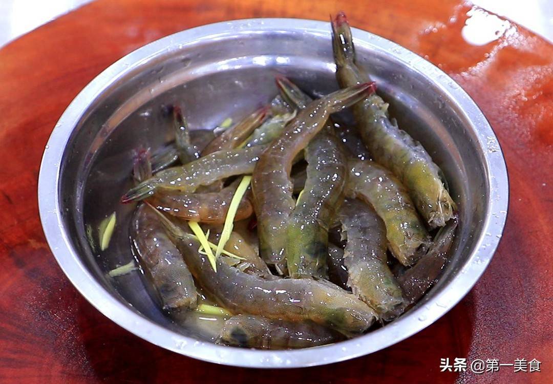 椒盐虾怎么做才好吃？原来做法和诀窍这么简单，外酥里嫩，真解馋