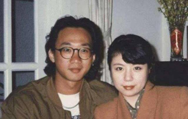 1993年黄家驹去世，53未婚妻至今未婚，定情戒指戴了30年