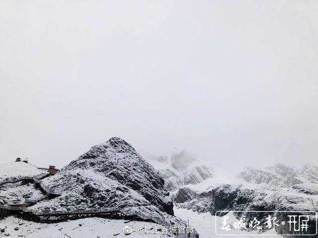 随时开启入冬模式！丽江玉龙雪山下雪啦