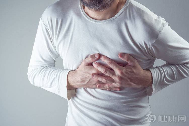 男人的胸，到底有什么用？如果男性“胸大”，要警惕4个问题