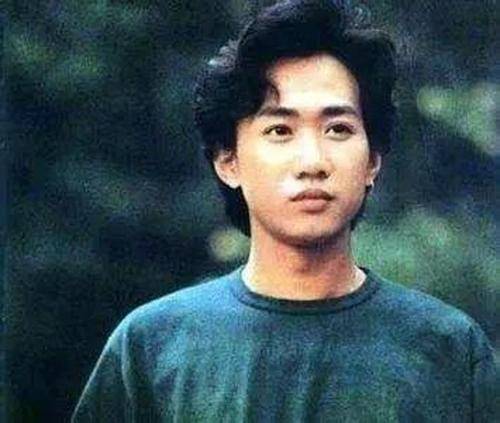 1993年黄家驹去世，53未婚妻至今未婚，定情戒指戴了30年