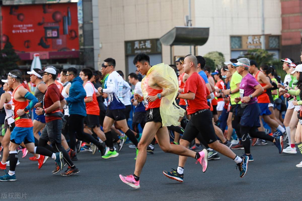 全马跑进4小时是什么水平？步频练到180，全马破4很容易