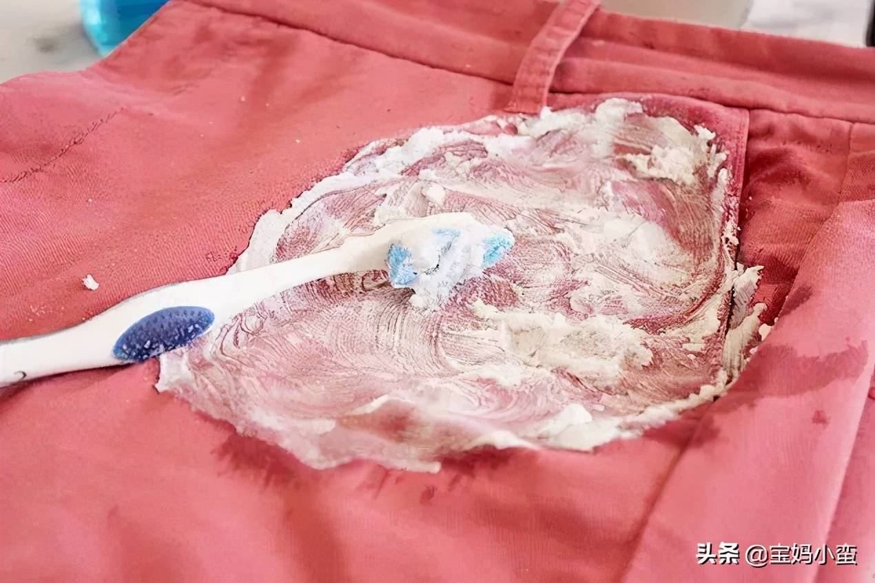 血渍不小心弄到衣服上，时间久了，难以清洗，该怎么办？