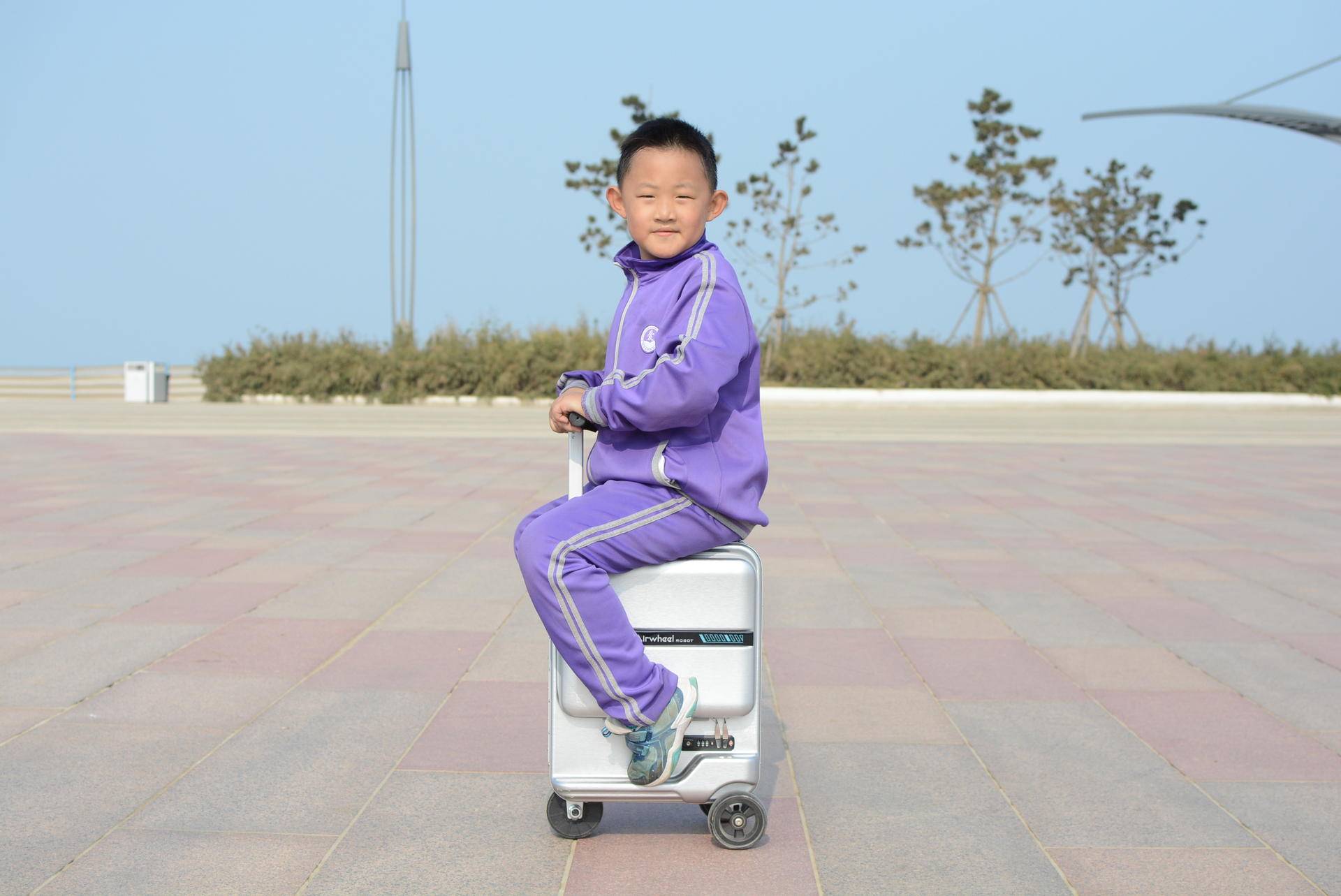 能当电动车骑行的行李箱：满满黑科技，飞机高铁都能带的旅行神器