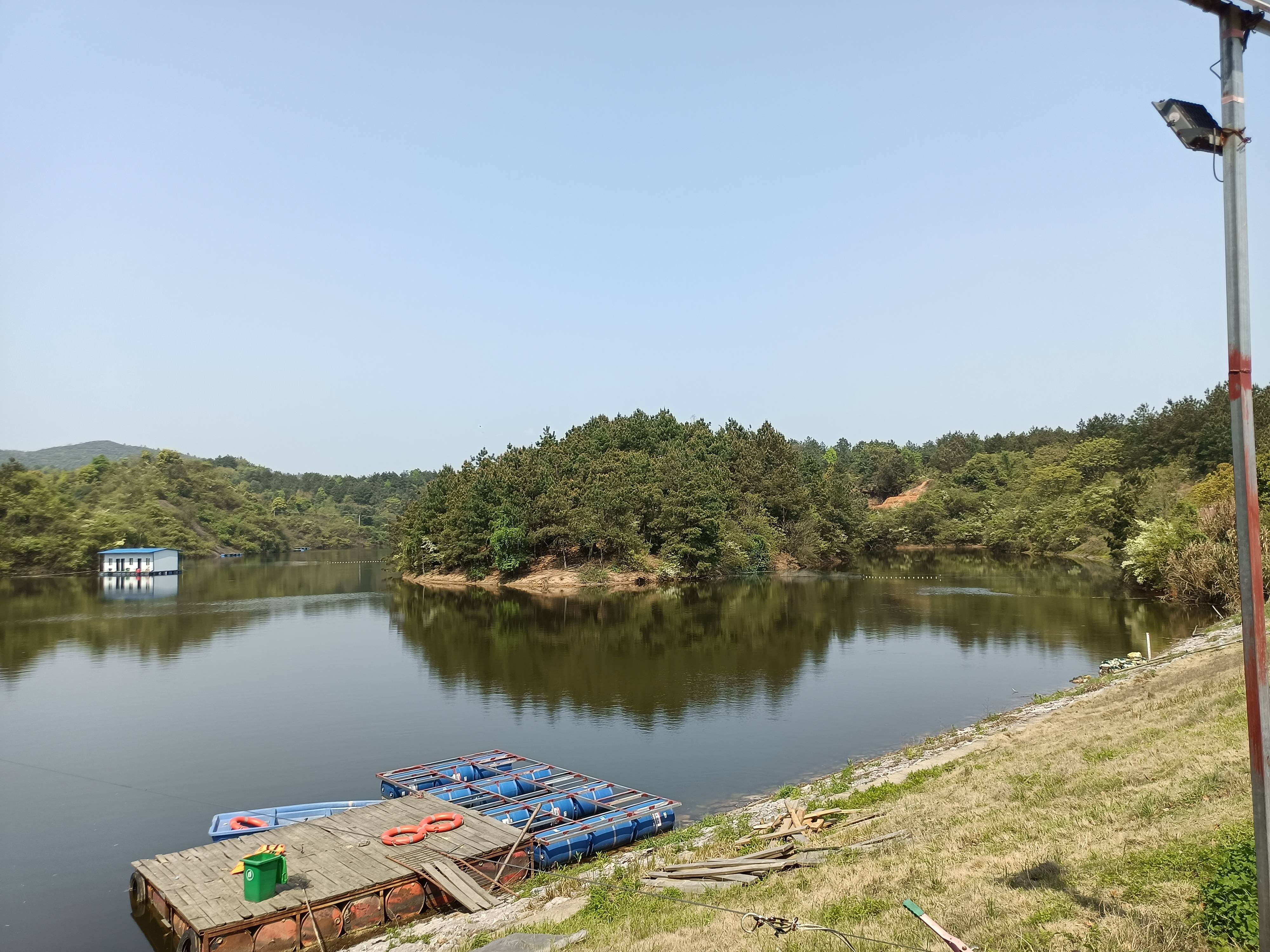 湖南宁乡灰汤偕乐桥高塘水库，山清水美秀如画，山花烂漫映山红