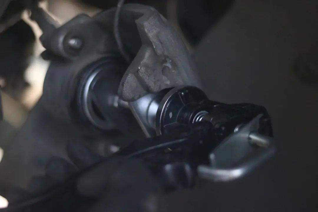 怪兽修车：花一万块整备一辆12年的福克斯，重回新车状态