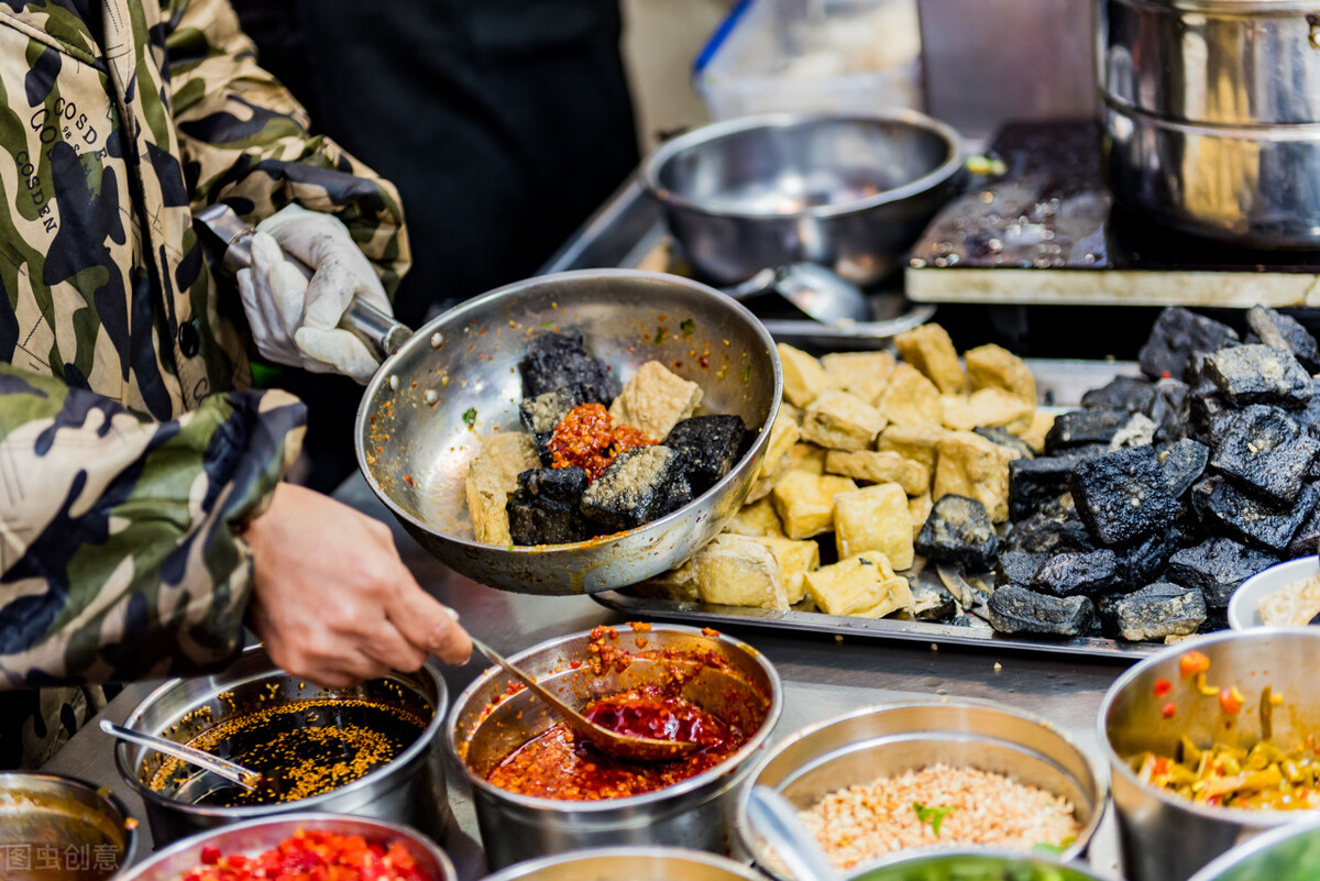 “地摊经济”复苏，5种美食成“抢手货”，好吃不贵，你吃过几种