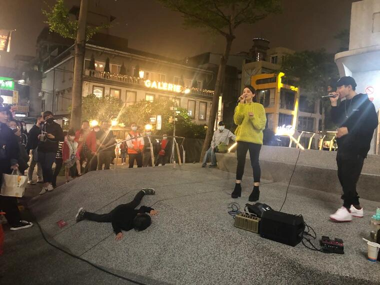 梁心颐街头卖唱超尴尬，曾是南拳妈妈主唱，与周董解约后越混越差