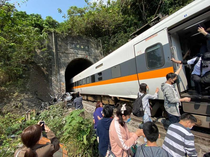 现场画面曝光！台铁一列车脱轨，已有35人无生命迹象