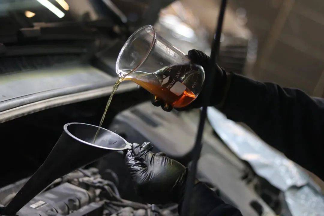 怪兽修车：花一万块整备一辆12年的福克斯，重回新车状态