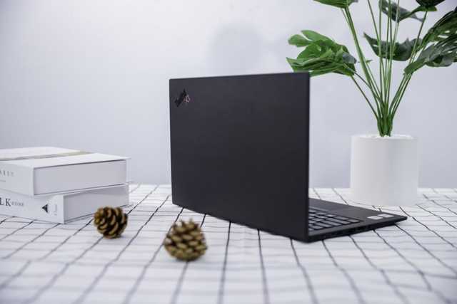 轻薄商务本的代名词 ThinkPad X1 Carbon 2020评测