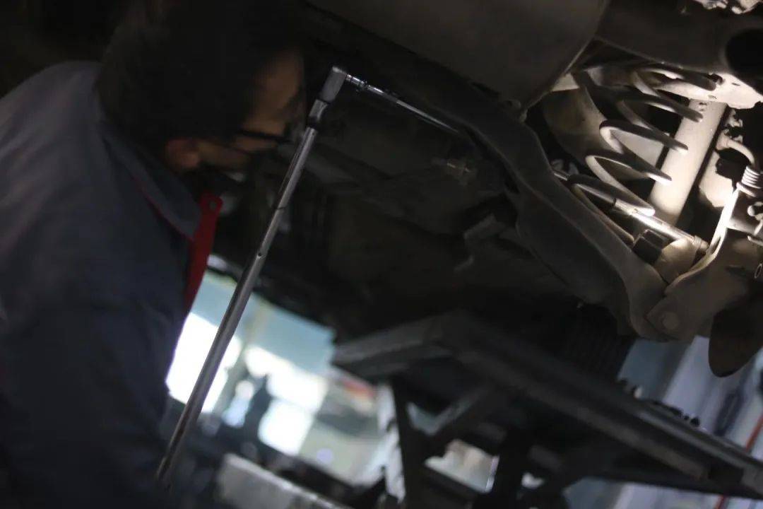 怪兽修车：花一万块整备一辆12年的福克斯，重回新车状态