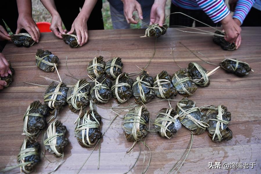 螃蟹为什么都要捆起来？难道真是为了增重？海鲜老板：一看就外行