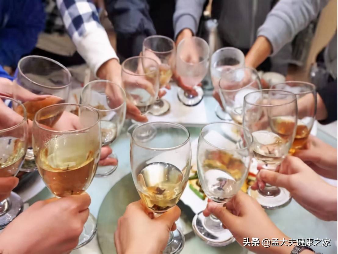 什么食物能快速解酒？蜂蜜、浓茶都不是，3个方法告诉你