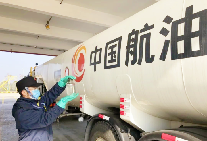 一文读懂飞机加油：飞机油箱在哪？它加什么油？一次加多少？