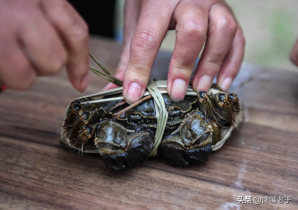 螃蟹为什么都要捆起来？难道真是为了增重？海鲜老板：一看就外行