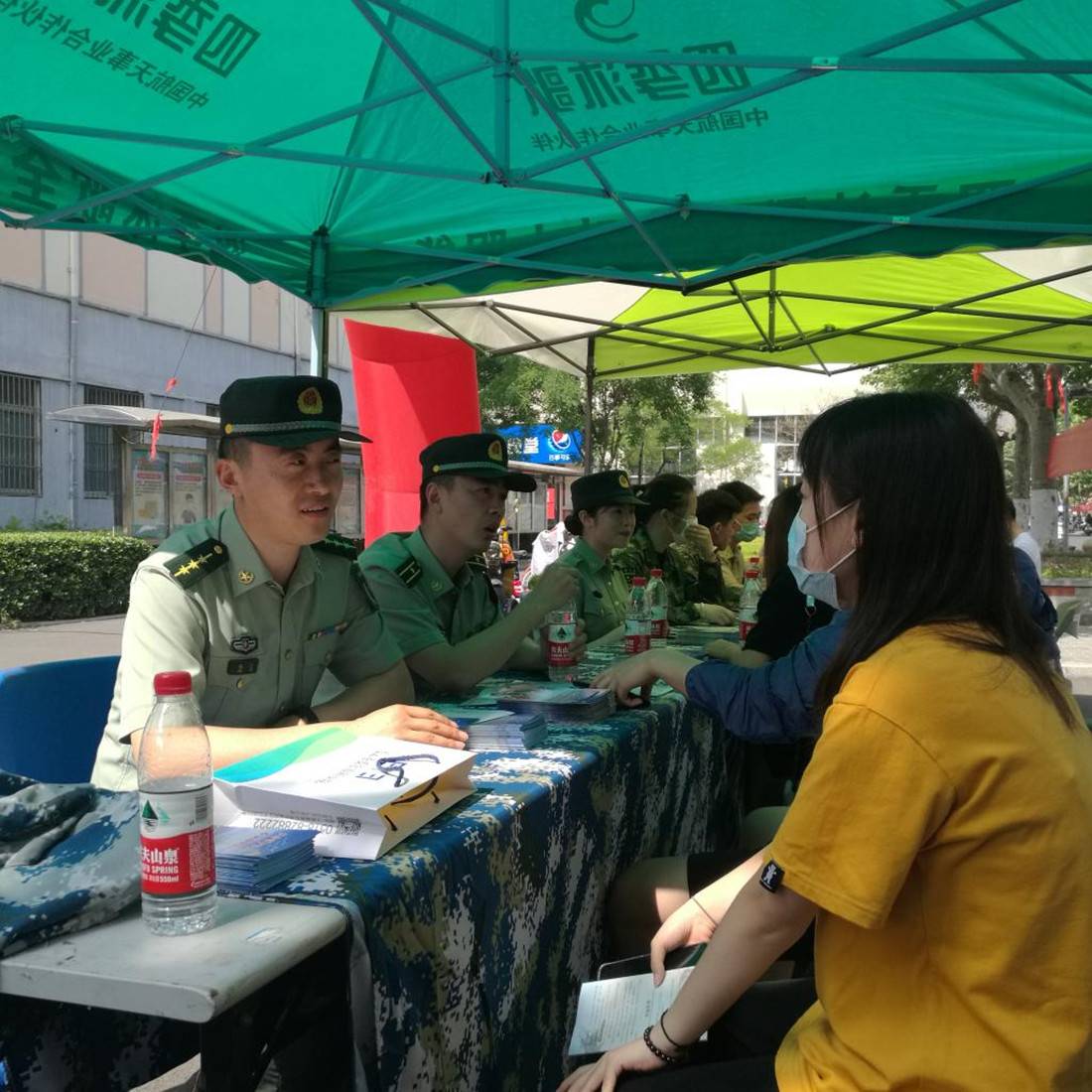 女孩参军前的体检，严格程度让人难以想象