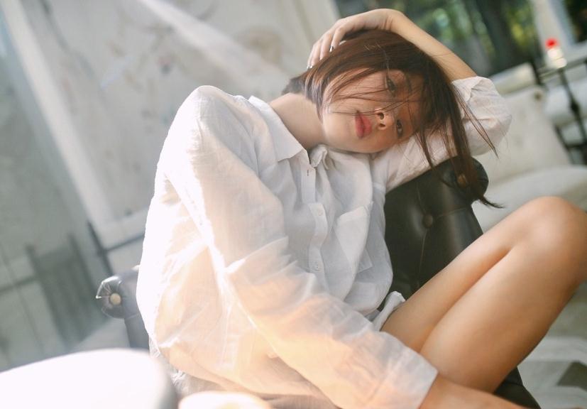 短发也俏皮可爱的精灵系校花写真走红
