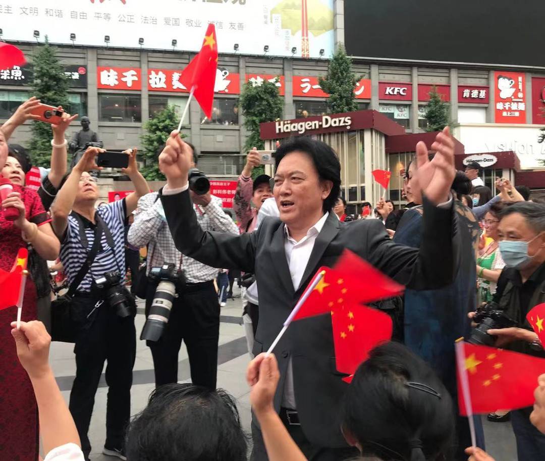 场面壮观！成都春熙路千人“快闪”祝福党的生日