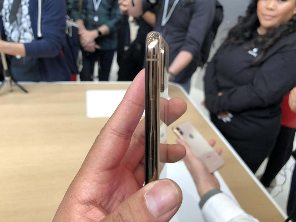 iPhoneXS/XS Max真机图赏：6.5寸屏幕 颜值和手感出色