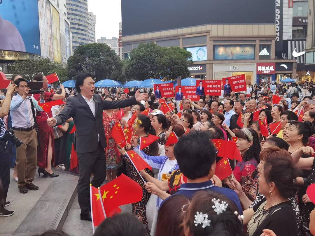 场面壮观！成都春熙路千人“快闪”祝福党的生日