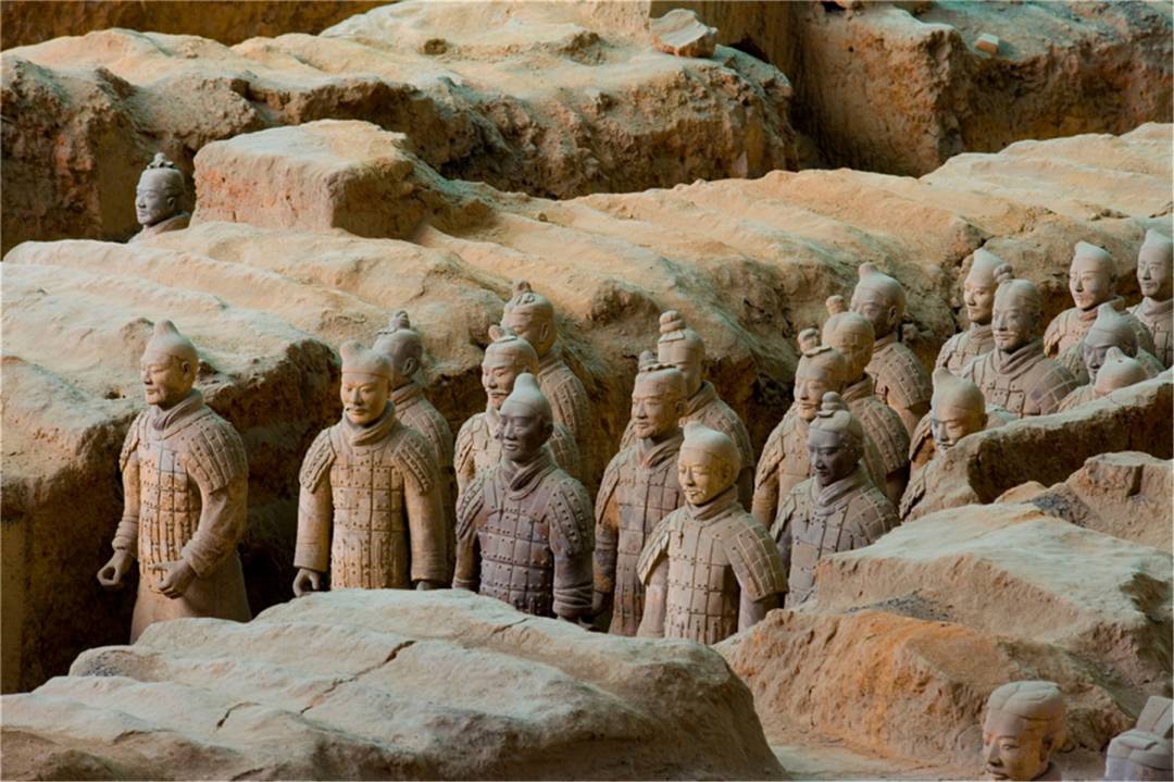 秦始皇兵马俑中，两排俑之间的土堆有何作用，为什么不挖掘？