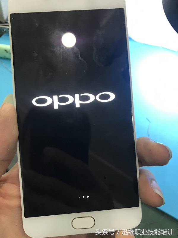 OPPO R9TM摔后不开机，这样维修可再战三年！