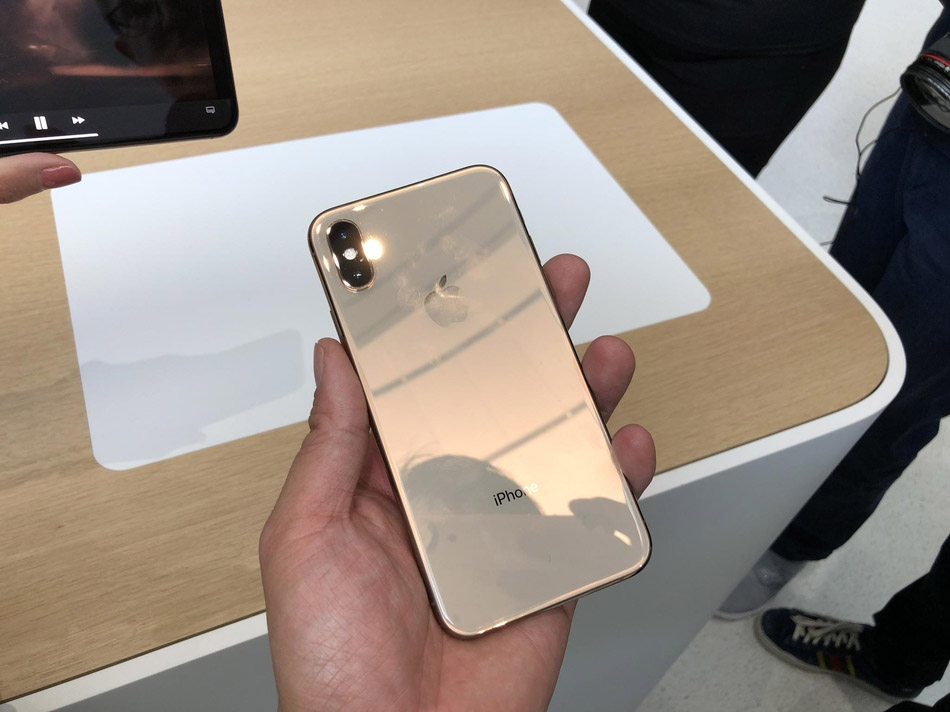 iPhoneXS/XS Max真机图赏：6.5寸屏幕 颜值和手感出色