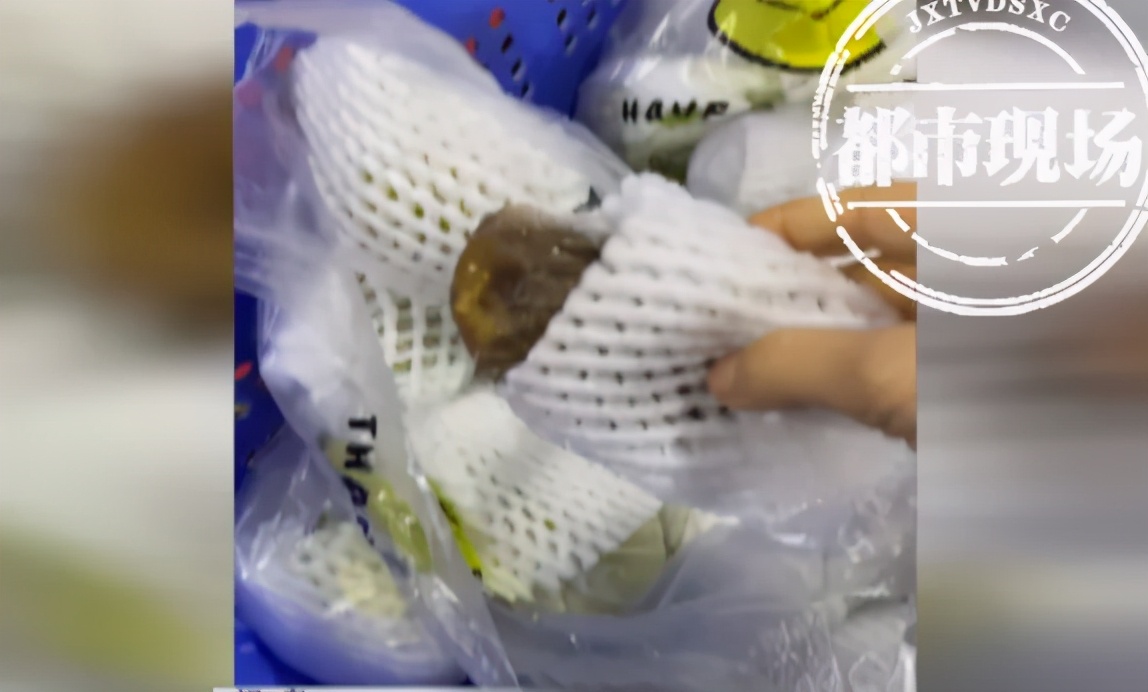 卖烂水果、货品重新贴标延长保质期！记者曝光兴盛优选惊人黑幕