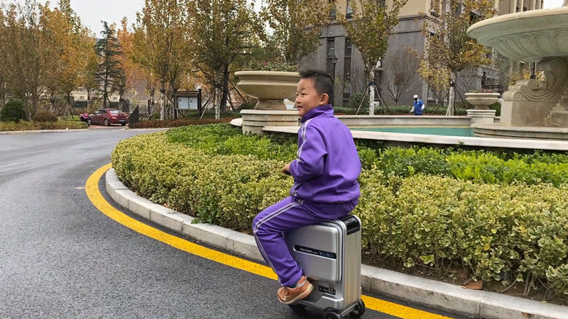 能当电动车骑行的行李箱：满满黑科技，飞机高铁都能带的旅行神器