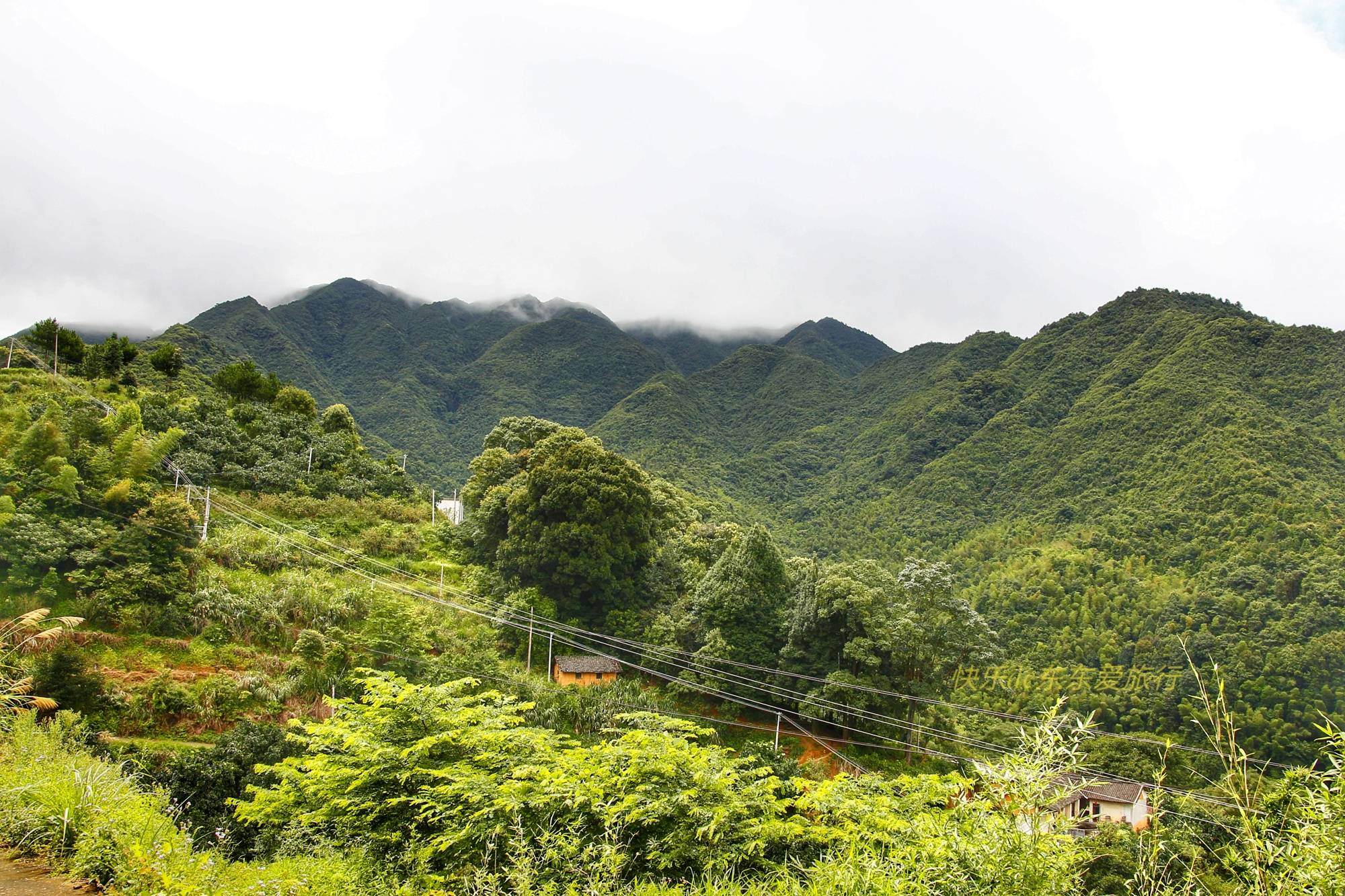 夏日到梅县梅南镇悬崖下的黄礤沟探险溯溪、观瀑布，享受清凉一夏