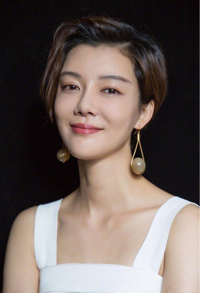 别留“黑长直”了，脸长的人更适合这三款发型，看车晓就知道