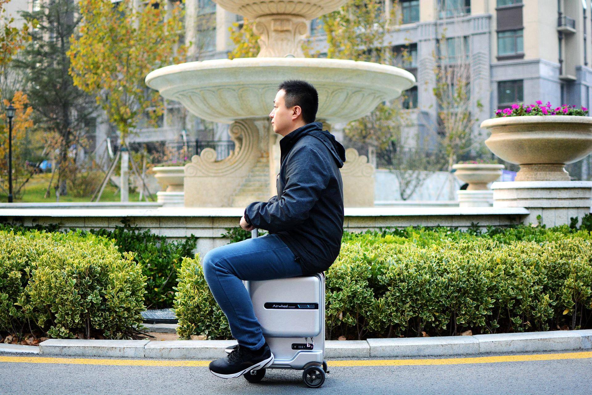 能当电动车骑行的行李箱：满满黑科技，飞机高铁都能带的旅行神器