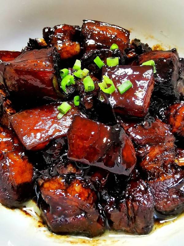 红烧肉的家常做法，肥而不腻，软糯香甜，步骤简单，新手一看就会