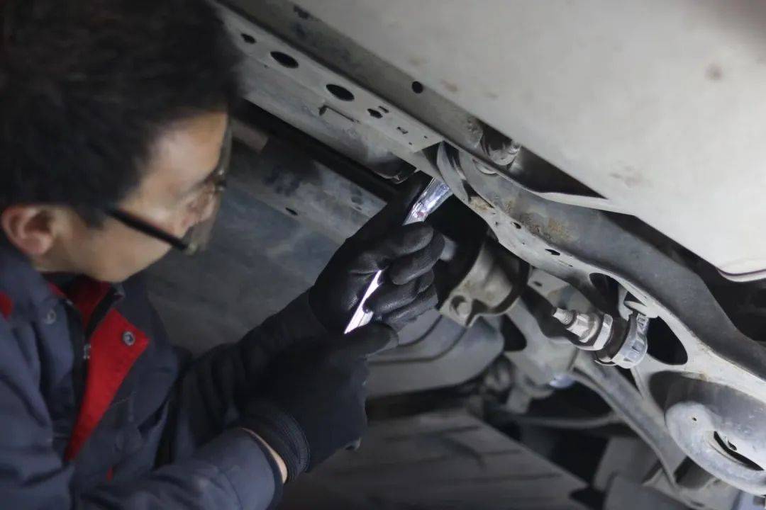 怪兽修车：花一万块整备一辆12年的福克斯，重回新车状态