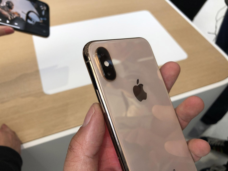 iPhoneXS/XS Max真机图赏：6.5寸屏幕 颜值和手感出色